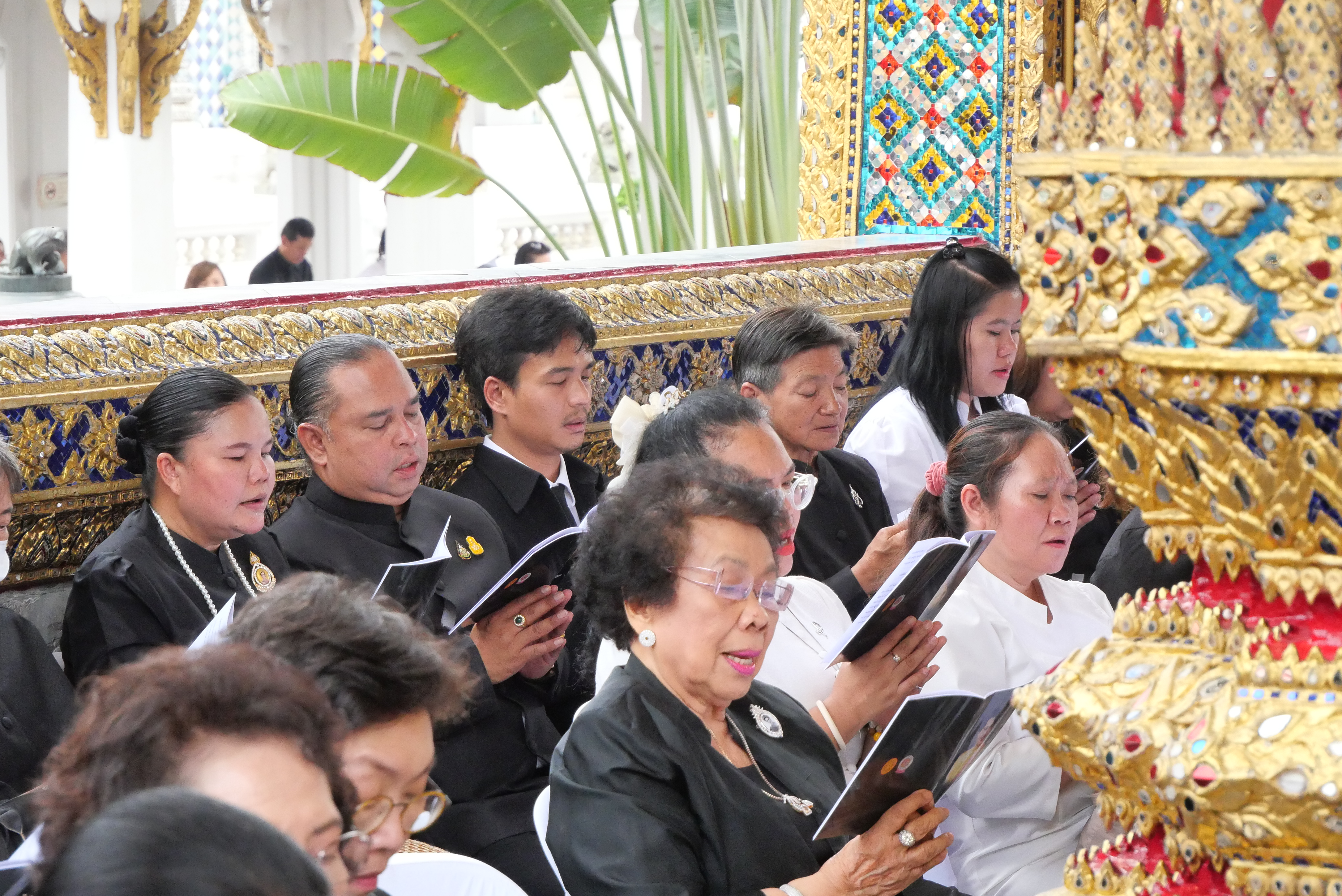 title - ส.ป.ก. ร่วมพิธีสวดพระพุทธมนต์ และเจริญจิตตภาวนาอุทิศถวายพระราชกุศลแด่ สมเด็จพระนางเจ้าสิริกิติ์ พระบรมราชินีนาถ พระบรมราชชนนีพันปีหลวง ณ พระอุโบสถวัดพระศรีรัตนศาสดาราม